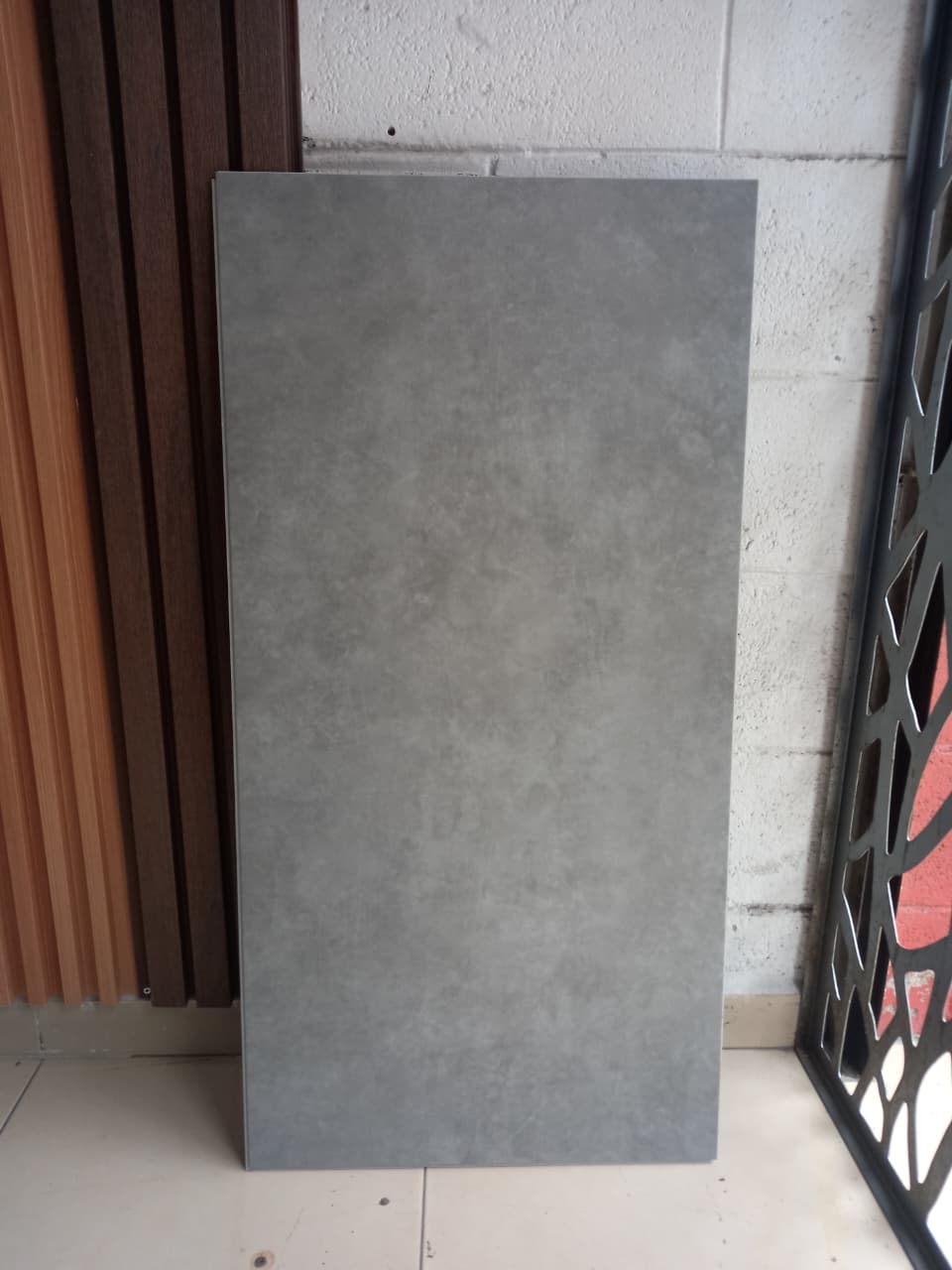 Piso Vinílico en Duela Concrete Lite SPC / 5mm SPC+1.5mm IXPE / Caja (2.256 m2)