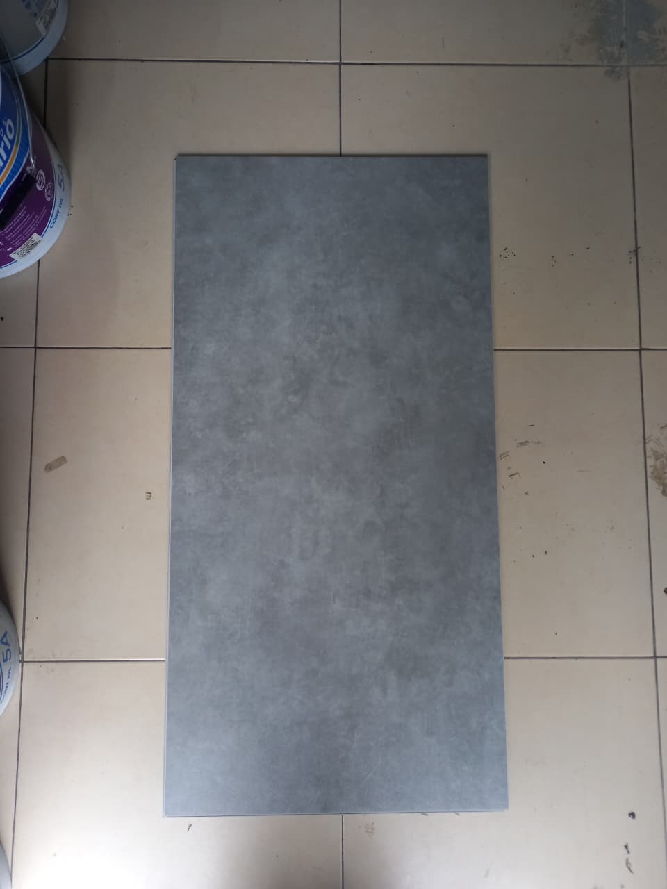 Piso Vinílico en Duela Concrete Lite SPC / 5mm SPC+1.5mm IXPE / Caja (2.256 m2)